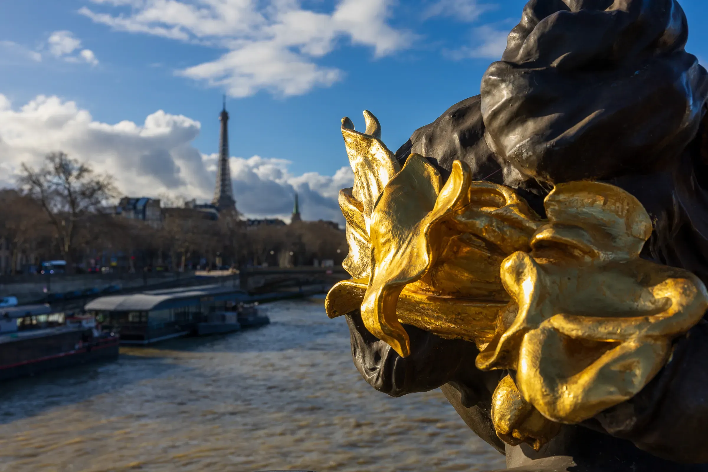 Statue on a bridge - View on the Eiffel tower